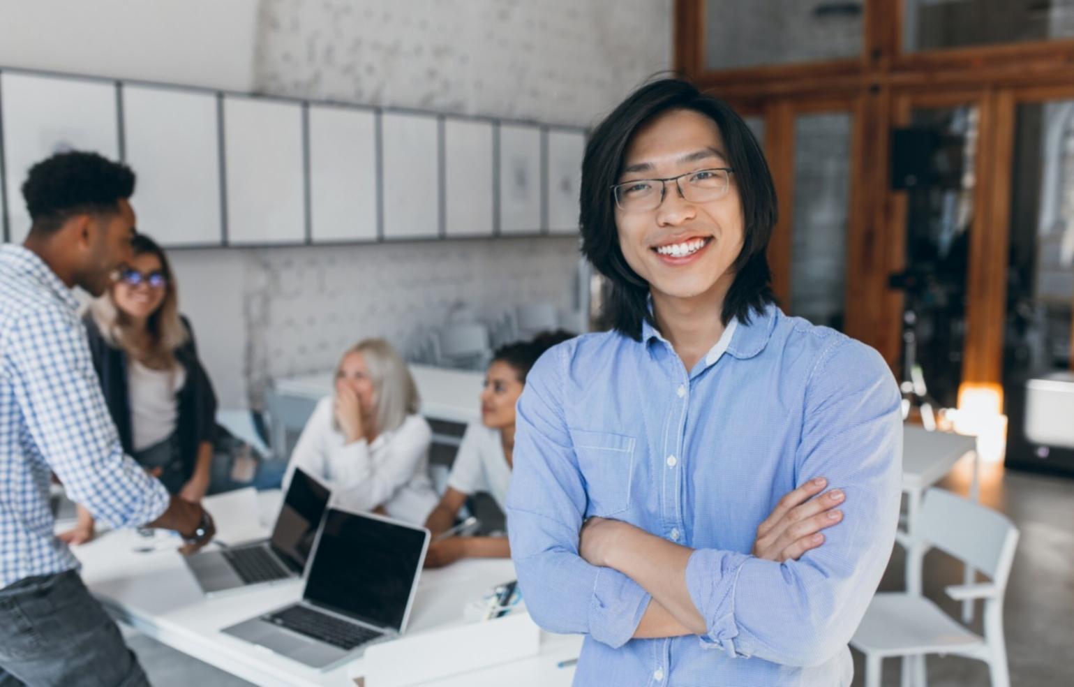 Profesionales trabajando en análisis financiero